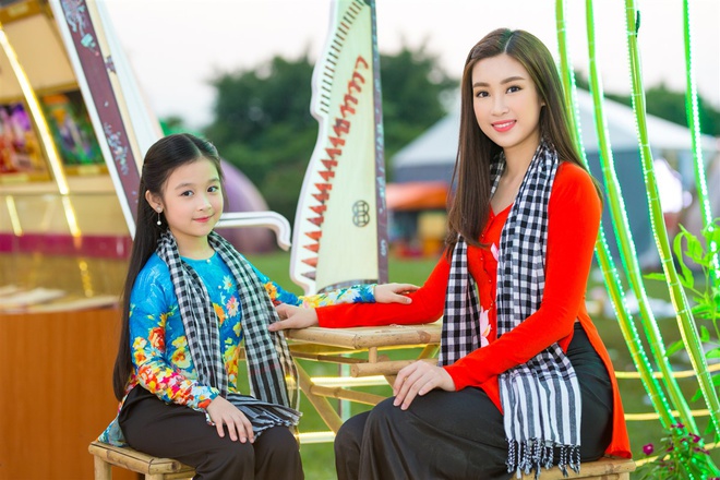 Hoa hậu Đỗ Mỹ Linh ghi điểm khi phối áo bà bà cùng chiếc khăn rằn đậm chất Nam Bộ.