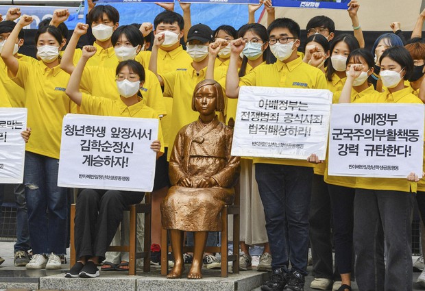 Người biểu tình tập trung xung quanh một bức tượng trước Đại sứ quán Nhật Bản ở Seoul vào tháng 8/2020, đòi bồi thường cho những nạn nhân nô lệ tình dục thời chiến