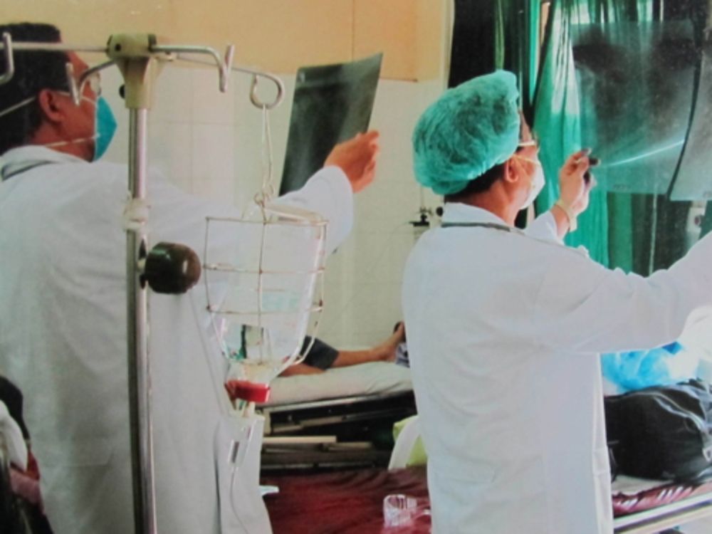 GS Lê Đăng Hà (bên phải) xem phim chụp Xquang của bệnh nhân mắc SARS