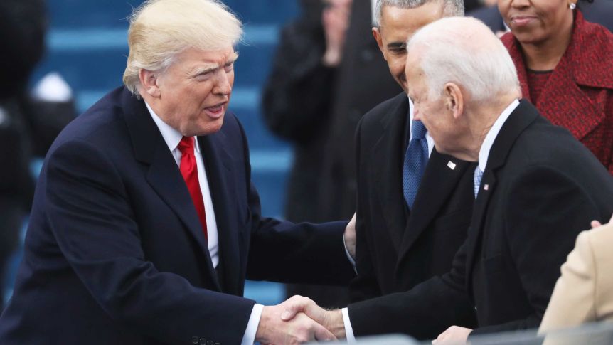 Tổng thống Donald Trump bắt tay với ông Joe Biden trong lễ nhậm chức của mình vào năm 2017. Lúc này ông Biden đang là Phó Tổng thống dưới thời ông Barack Obama