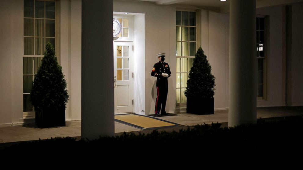 Một lính thủy đánh bộ đứng gác bên cửa Cánh Tây, một dấu hiệu cho thấy Tổng thống Donald Trump đang có mặt bên trong Phòng Bầu dục sau tất cả các sự cố ở tòa nhà Quốc hội hôm 6/1 - Ảnh: Reuters