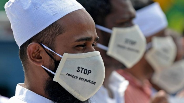 Sri Lanka hỏa táng người tất cả những người chết vì COVID-19, bất chấp sự phản đối của người Hồi giáo. Dòng chữ trên khẩu trang của những người biểu tình: “Hãy chấm dứt việc cưỡng bức hỏa táng” - Ảnh: AFP