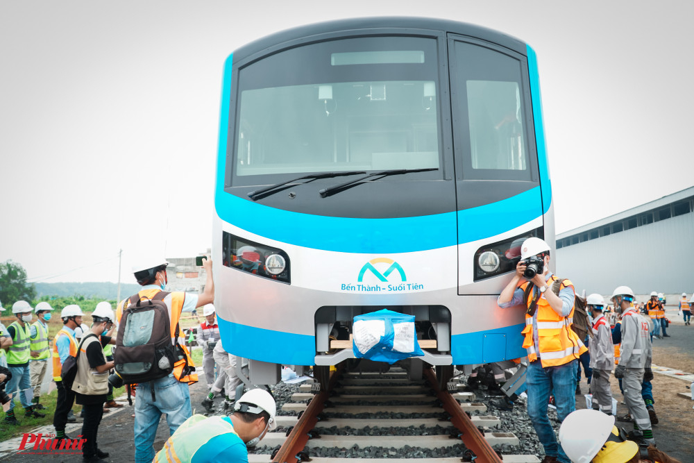 Tàu metro đầu tiên đã được đặt thành công xuống đường ray tuyến Bến Thành - Suối Tiên vào sáng 10/10