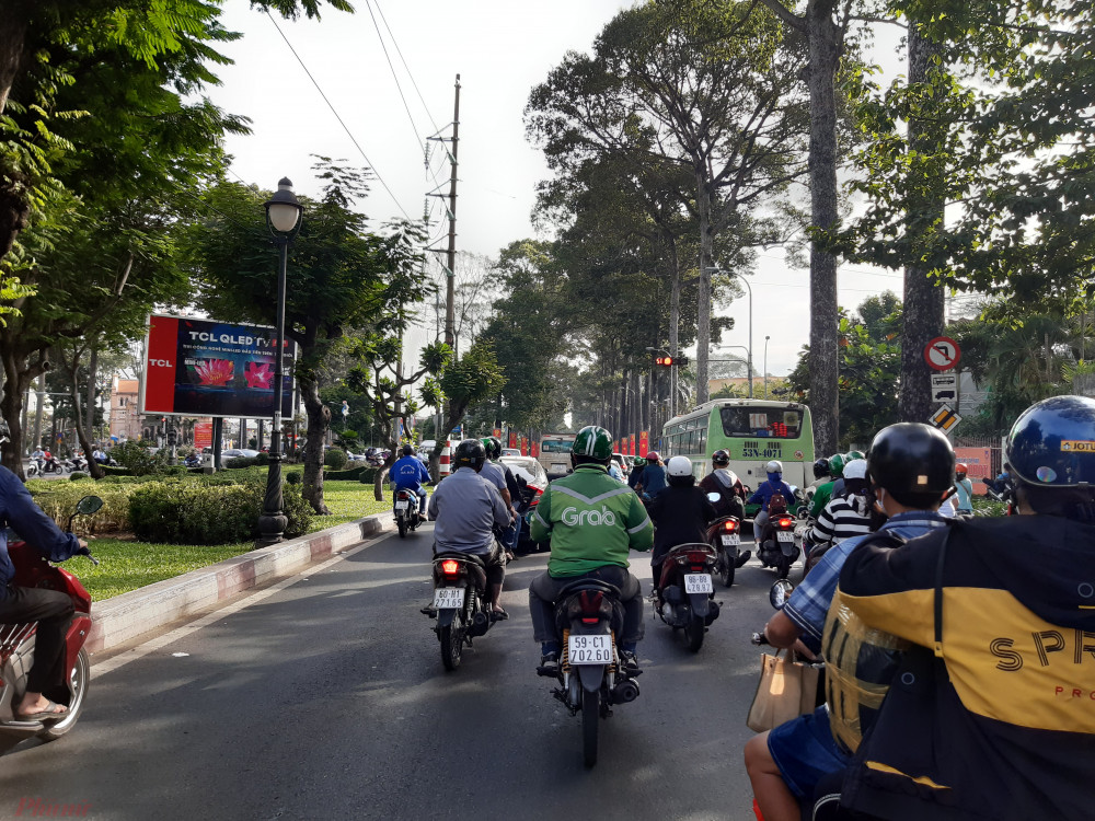 Xe buýt tuyến số 10 chọn chờ đèn đỏ tại giao lộ Hồng Bàng - Ngô Quyền ở làn đường xe máy. - Ảnh: Lâm Ngọc