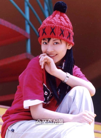 Vướng phải nhiều chỉ trích nhưng không thể phủ nhận nhan sắc vượt trội ở tuổi 14-15 giúp So Yeon lọt vào mắt xanh của các đạo diễn. Năm 1994, cô nàng có vai diễn đầu tay trong tác phẩm Giáo viên khủng long và thắng ngay giải Diễn viên nhí xuất sắc.