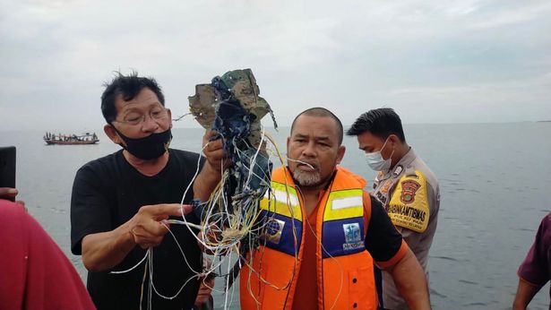 Các vật thể được cho à mảnh vỡ của máy bay mất tích được ngư dân tìm thấy.