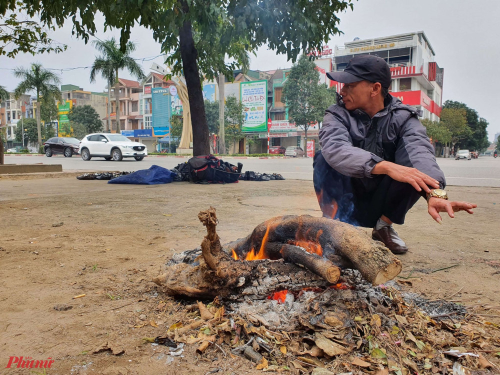 Anh Minh tranh thủ sưởi ấm khi vắng khách