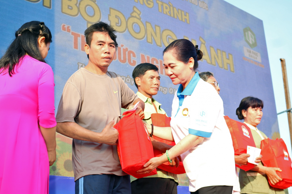 Bà Nguyễn Thị Lệ, Phó bí thư Thành ủy, Chủ tịch Hội đồng nhân dân TP.HCM, trao quà cho người dân sau buổi đi bộ gây quỹ