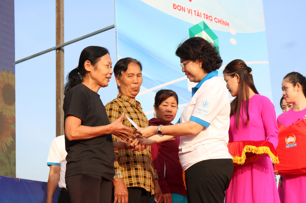 và bà Tô Thị Bích Châu - Ủy viên Ban Thường vụ Thành ủy, Chủ tịch Ủy ban Mặt trận Tổ quốc Việt Nam TP.HCM trao quà cho bà con nghèo trên địa bàn quận ngay trong chương trình. 