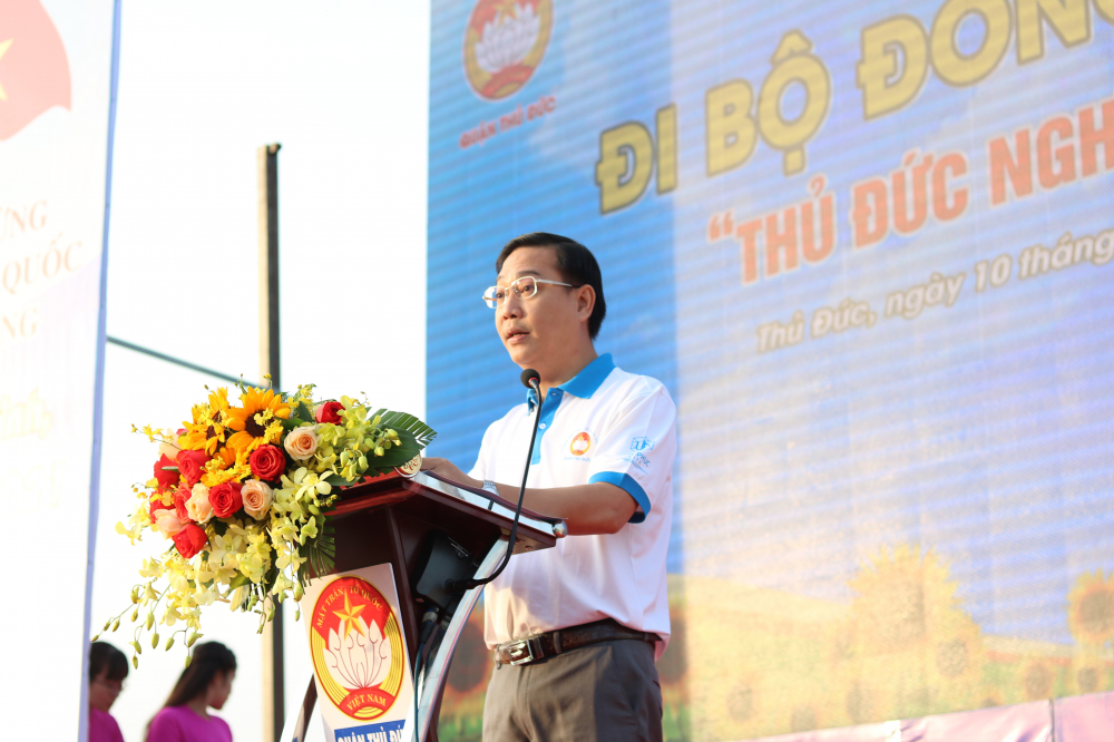 Ông Hà Tuấn Anh - Chủ tịch Ủy ban Mặt trận Tổ quốc Việt Nam quận Thủ Đức - thông tin về công tác vận động quyên góp và chăm lo cho bà con nghèo trên đìa bàn, hỗ trợ đồng bào miền Trung trong năm 2020. 