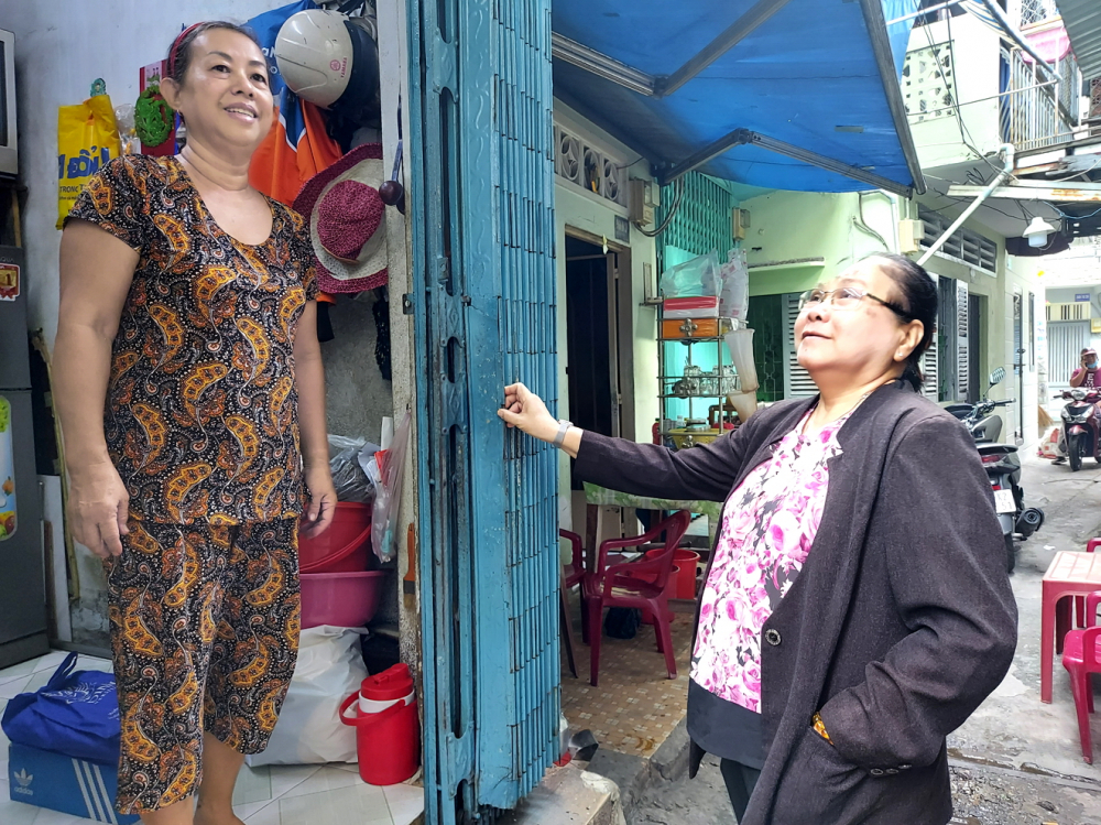 Bà Nguyễn Thị Bạch (bên phải) đến thăm hỏi và hỗ trợ tiền cho chị Vân sửa lại căn nhà xuống cấp