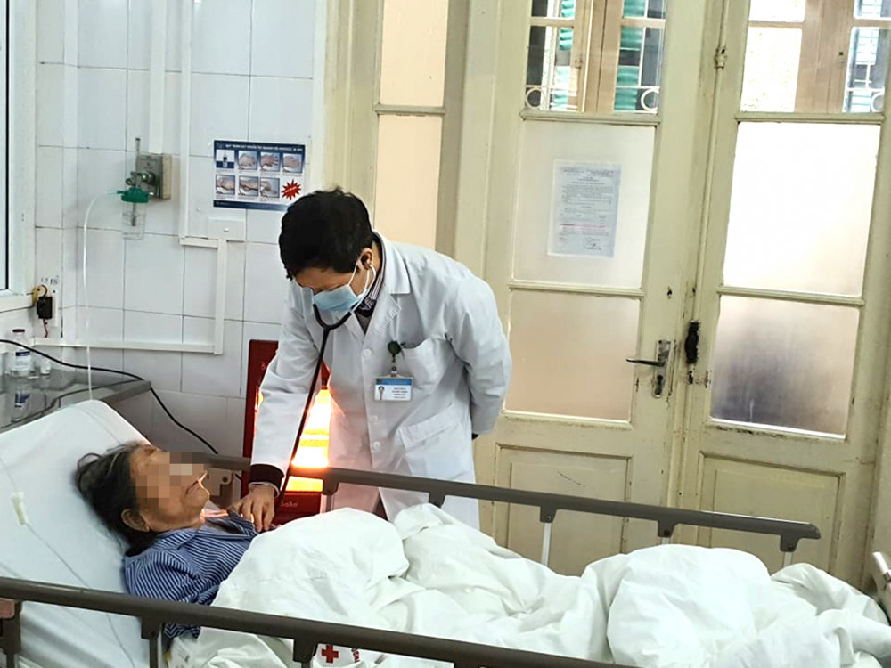 Bệnh viện Phổi Trung ương tăng cường máy sưởi đối với các bệnh nhân nặng trong điều kiện thời tiết rét đậm, rét hại của Hà Nội