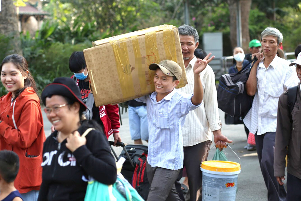 Người lao động khó khăn ở tỉnh Phú Yên vui mừng khi được hỗ trợ xe về quê ăn tết