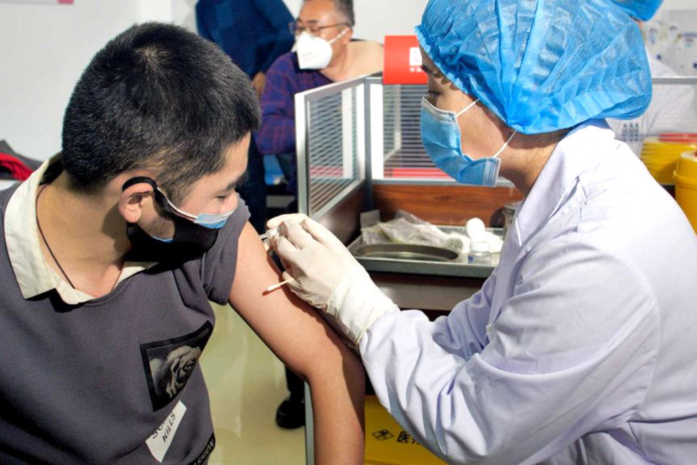 Một tình nguyện viên ở Trung Quốc tham gia thử nghiệm vắc-xin COVID-19  do hãng Sinovac nghiên cứu. Cuộc chạy đua sản xuất vắc-xin đang tăng tốc  khi SARS-CoV-2 xuất hiện nhiều biến chủng đáng lo ngại hơn