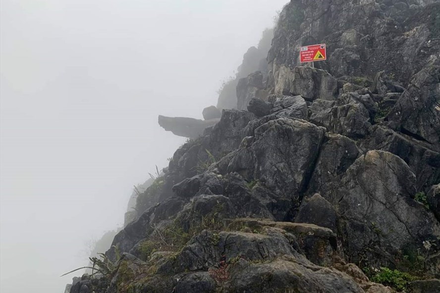 “Mỏm đá tử thần” ở Hà Giang đã được chính quyền cắm bảng cảnh báo nguy hiểm, nhưng nhiều người vẫn bất chấp - Ảnh: Ngọc Lâm/LĐO