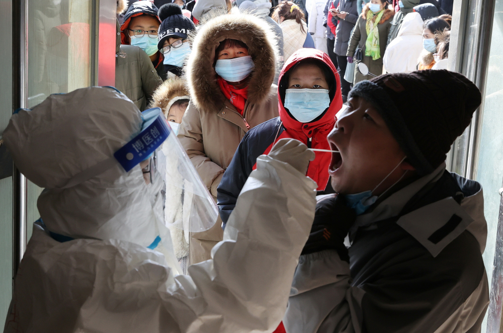 Trung Quốc ghi nhận số ca nhiễm COVID-19 hàng ngày nhảy vọt lên mức cao nhất trong vòng 5 tháng - Ảnh: Reuters / China Daily