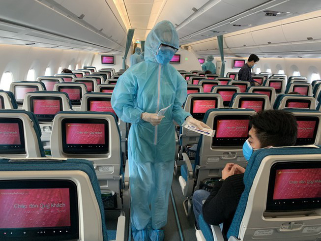 Tiếp viên Vietnam Airlines phục vụ hành khách trên chuyến bay, ảnh minh họa