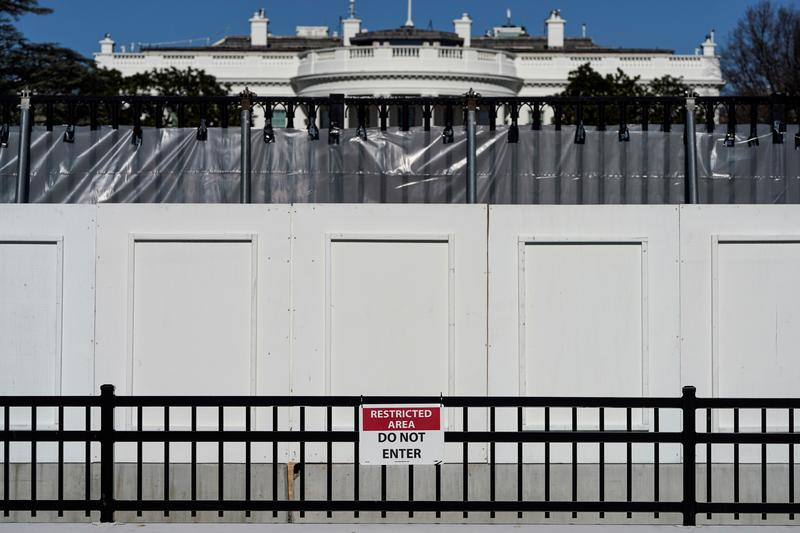 Nhà Trắng được lắp đặt hàng rào an ninh sau vụ người biểu tình quá khích ủng hộ Tổng thống Trump tấn công và chiếm giữ tòa nhà Quốc hội Mỹ ở Washington D. C. Ảnh chụp Nhà Trắng ngày 10/1 - Ảnh: Reuters