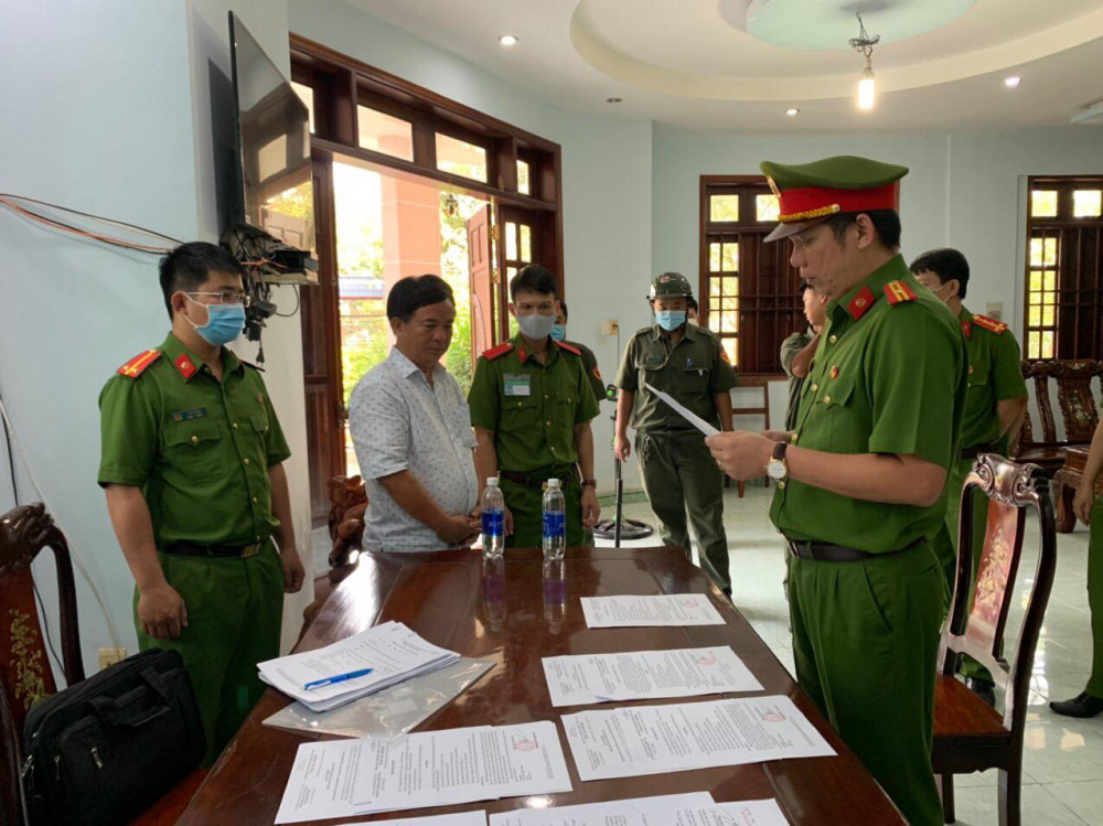 Cơ quan công an đọc lệnh bắt tạm giam Nguyễn Văn Quý