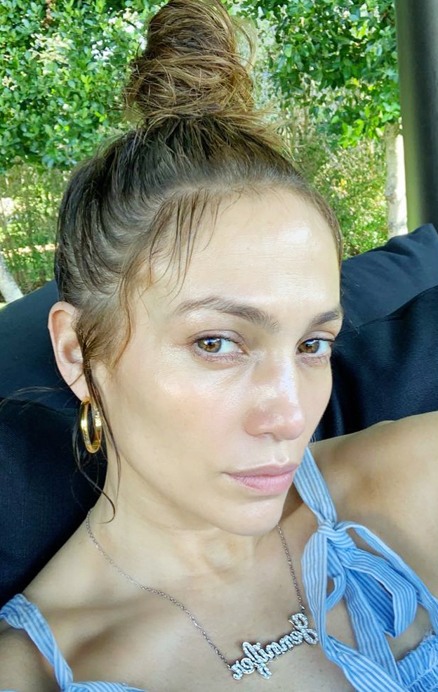 Luôn tẩy trang vào cuối ngày: Đây là triết lý rất quan trọng trong việc chăm sóc da mà Jennifer Lopez luôn nghiêm túc rất thực hiện. Dù bận rộn đến mấy tôi cũng không bao giờ đi ngủ với lớp make up trên mặt. Ngoài ra, tôi còn sử dụng thêm kem dưỡng ban đêm để giữ cho làn da ngậm nước, nữ ca sĩ cho biết.