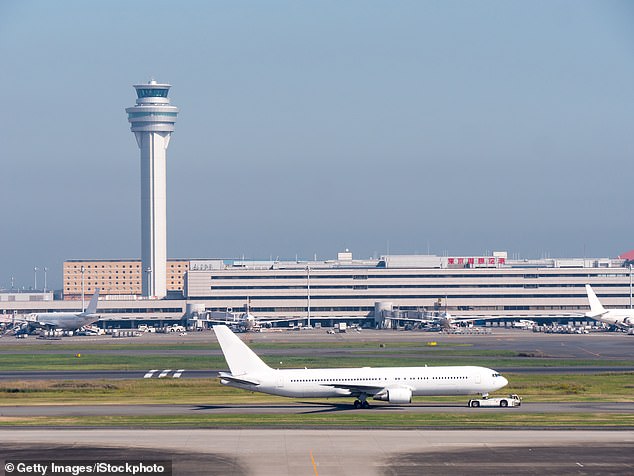 Các hành khách từ Brazil được cách ly là lấy mẫu xét nghiệm tại sân bay Haneda, Tokyo