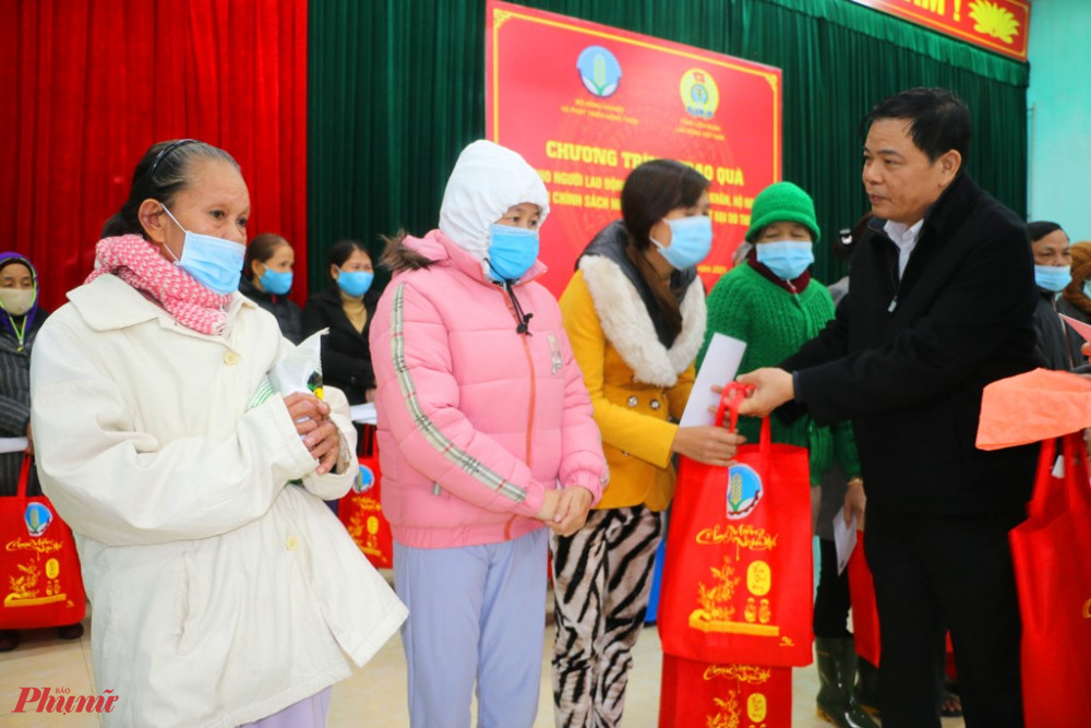 ông Nguyễn Xuân Cường, Ủy viên Trung ương Đảng, Bộ trưởng Bộ NN&PTNT tặng quà chức Tết cho bà con nghèo tại xã Hải Dương