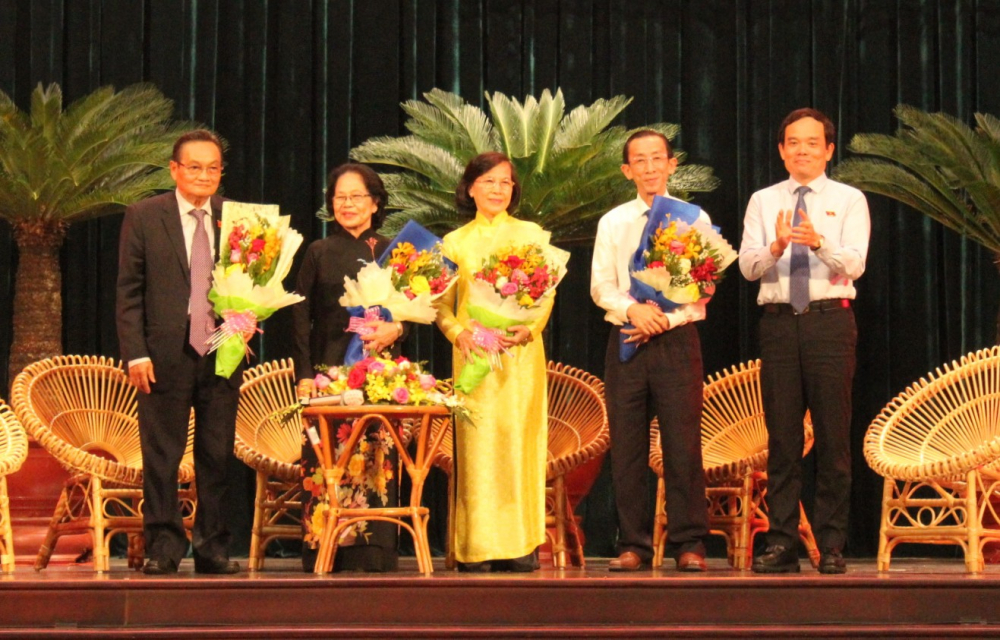 Phó Bí thư Thường trực Thành ủy TPHCM Trần Lưu Quang tặng hoa cho các đại biểu giao lưu tại họp mặt.