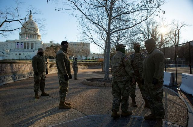 Lực lượng Vệ binh Quốc gia canh gác trong khuôn viên tòa nhà Quốc hội Hoa Kỳ trên Đồi Capitol ở Washington D.C. - Ảnh: Reuters