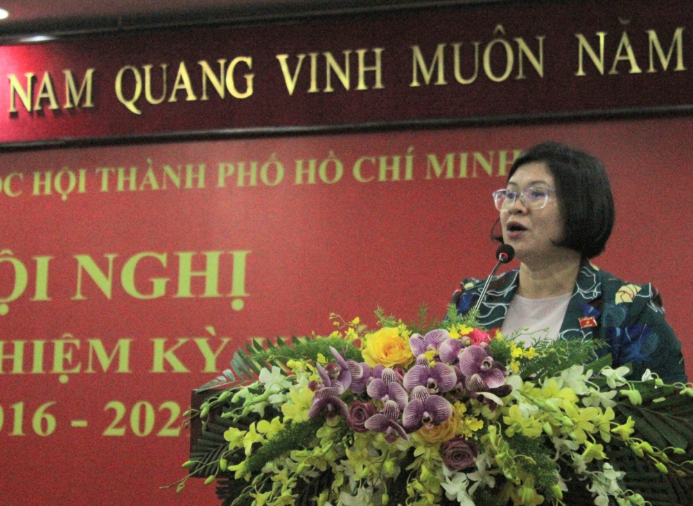 Phó trưởng Đoàn ĐBQH TPHCM Văn Thị Bạch Tuyết báo cáo hoạt động trong nhiệm kỳ.