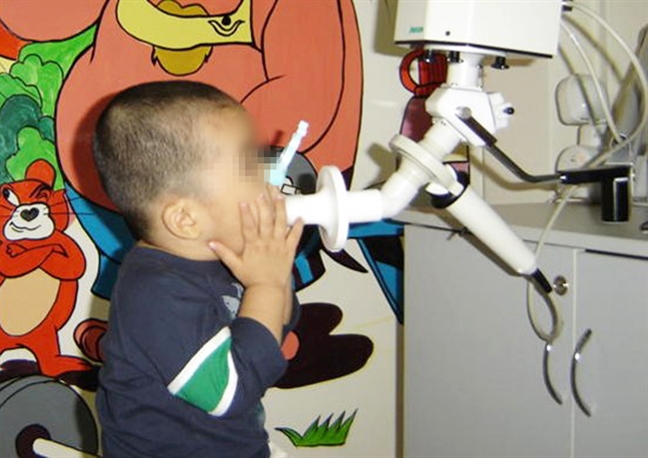 Các bé cần được kiểm tra, đánh giá hô hấp, tìm nguyên nhân hen suyễn trước khi điều trị, ảnh BVCC