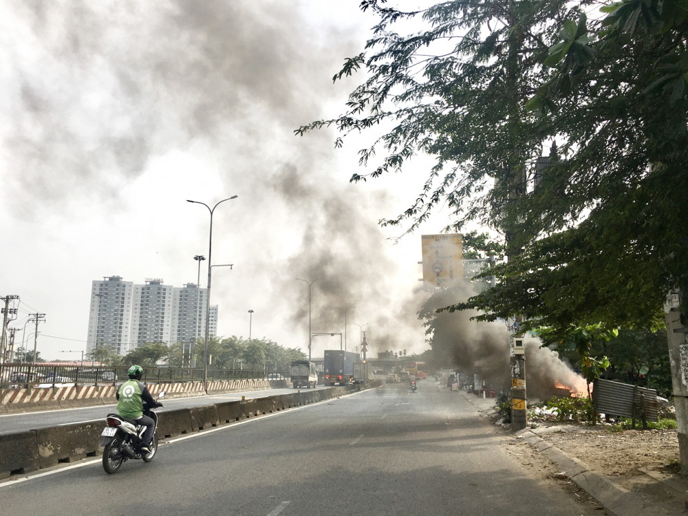 Vụ đốt rác trên Quốc lộ 1 đoạn gần cầu vượt Tân Tạo, Q.Bình Tân 