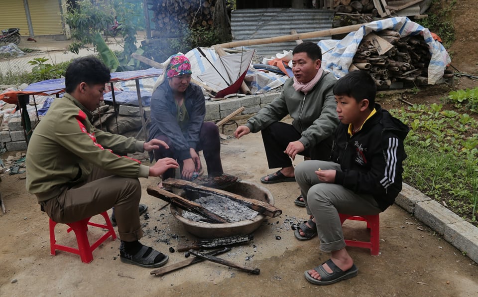 Người dân huyện Kỳ Sơn đốt lửa sưởi ấm