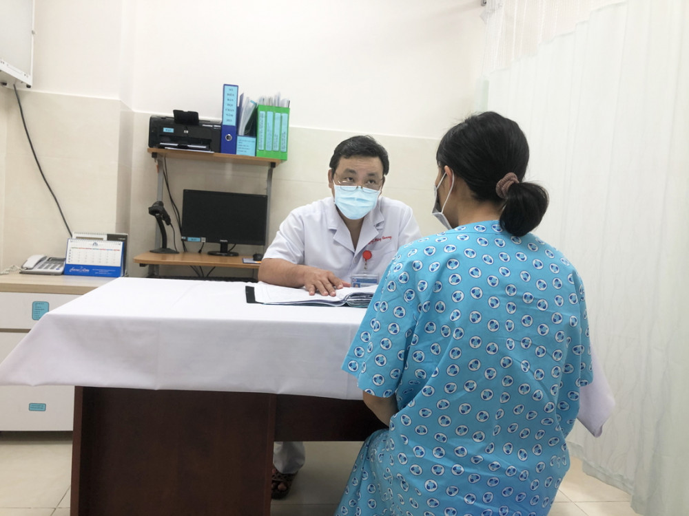 Bác sĩ Nguyễn Đăng Quang tư vấn cho một bệnh nhân bị rong kinh kéo dài