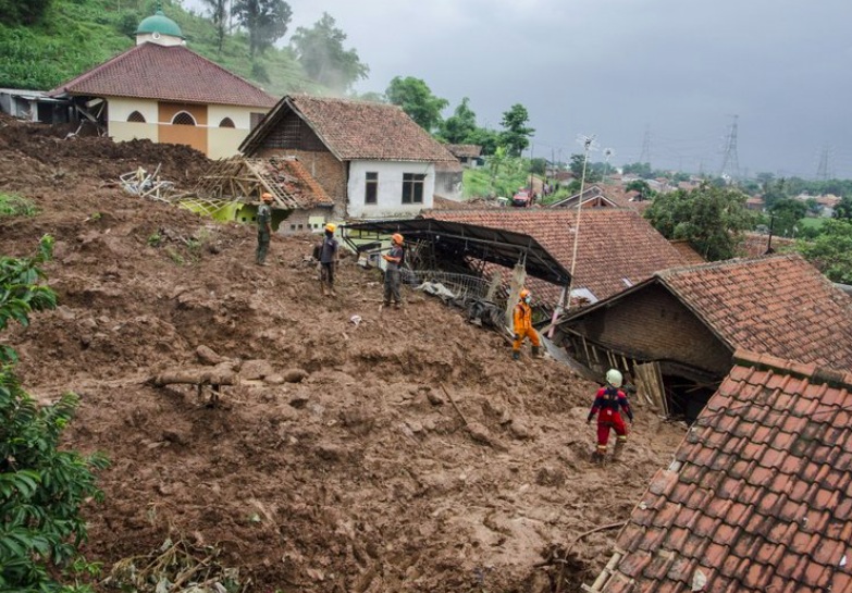 Lực lượng cứu hộ tìm kiếm các nạn nhân tại một ngôi làng bị ảnh hưởng bởi trận lở đất hôm 10/1 ở Sumedang, Tây Java, Indonesia