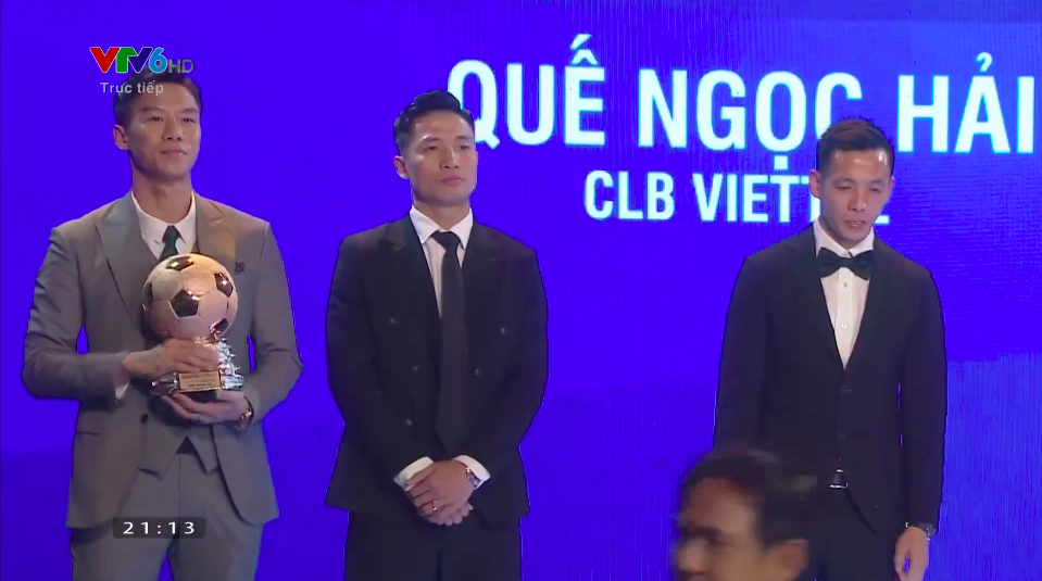 Cầu thủ Quế Ngọc Hải (CLB Viette, bìa tráil) iành giải Quả bóng đồng nam 2020.