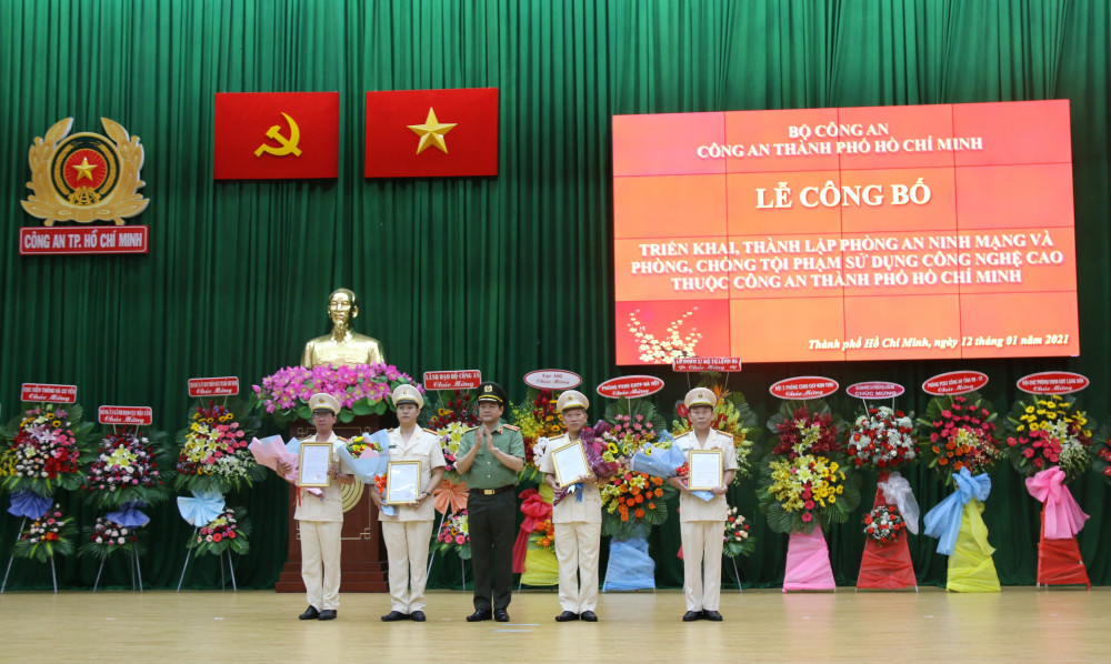 Thượng tá Võ Văn Hữu - Trưởng phòng Tổ chức cán bộ Công an TPHCM công bố các Quyết định thành lập Phòng PA05 thuộc Công an TPHCM.