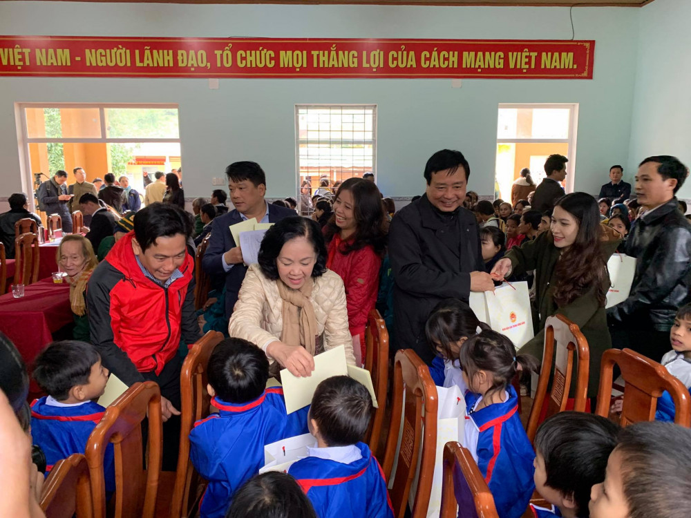 Bà Trương Thị Mai tặng quà cho những học sinh khó khăn tại xã Trà Leng.