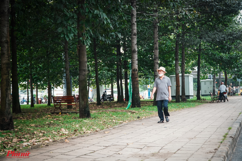 Công viên ven đường Võ Văn Kiệt cũng vắng hơưn thường ngày