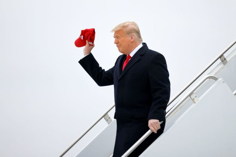 Tổng thống Hoa Kỳ Donald Trump chào khi ông xuống chiếc Không lực Một tại Sân bay Quốc tế Valley trước khi khởi hành đến Alamo để thăm bức tường biên giới Hoa Kỳ-Mexico