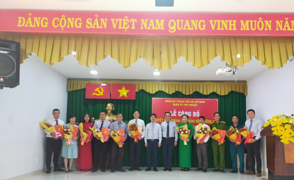 Trao quyết định thành lập Đảng bộ phường 11 quận Phú Nhuận - phường sẽ có gần 500 đảng viên thuộc 16 chi bộ sau sáp nhập