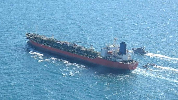  tàu chở dầu mang cờ Hàn Quốc Hankuk Chemi bị các tàu của Iran áp giải. Ảnh: Tasmin News Agency