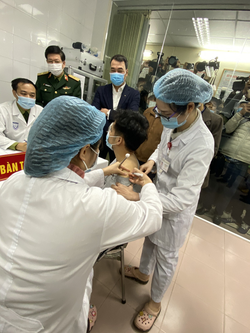 Tiêm vắc xin Nanocovax cho 1 trong 3 tình nguyện viên đầu tiên ở Việt Nam, vào ngày 17/12/2020