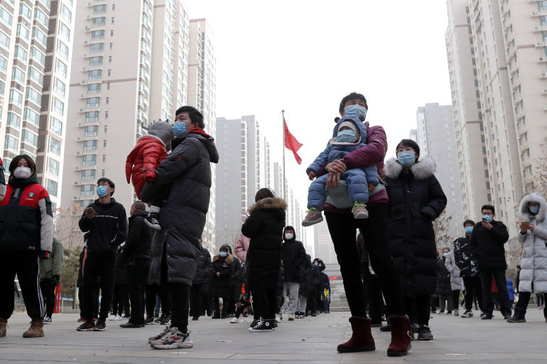 Người dân thực hành giãn cách khi họ xếp hàng chờ xét nghiệm axit nucleic vòng thứ hai trên toàn thành phố tại một khu dân cư ở Thạch Gia Trang, tỉnh Hà Bắc - Ảnh: Reuters/China Daily