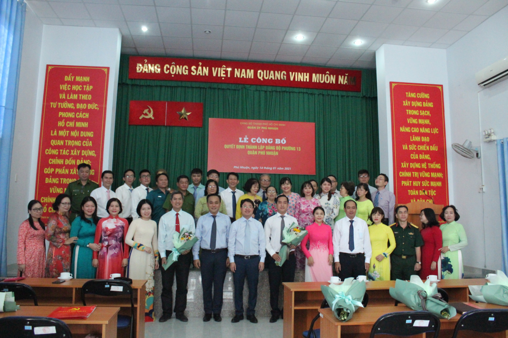 Lãnh đạo quận Phú Nhuận chúc mừng thành lập Đảng bộ Phường 13 - sẽ có hơn 330 đảng viên thuộc 13 chi bộ sau sáp nhập.