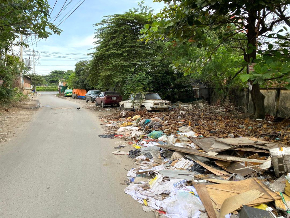 Một trong hai bãi rác vô chủ cặp bờ rào Đài Phát sóng phát thanh Quán Tre - lối ra Quốc lộ 1A