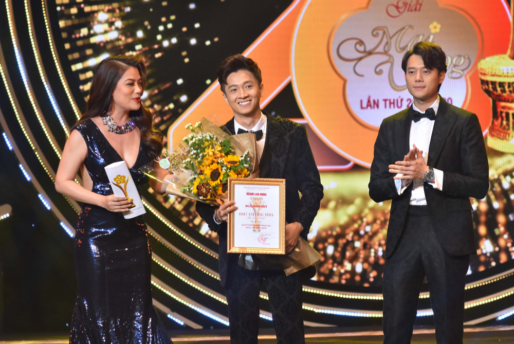 Diễn viên Ngô Kiến Huy nhận được giải Người dẫn chương trình được yêu thích nhất.