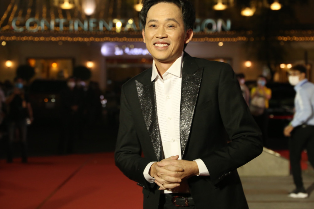 Nghệ sĩ Hoài Linh xuất hiện lịch lãm trên thảm đỏ lễ trao giải Mai Vàng tối 14/1.