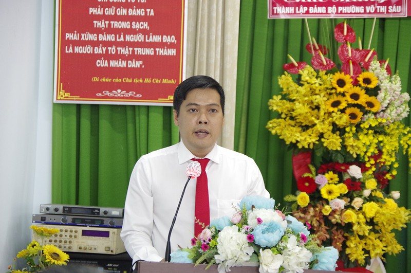 Ông Nguyễn Hùng Hậu, Bí thư phường Võ Thị Sáu phát biểu nhận nhiệm vụ - Ảnh: PLO