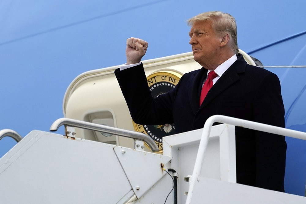 Tổng thống Donald Trump đi thị sát bức tường biên giới phía nam. Bức ảnh chụp ngày 12/1 khi ông bước xuống Phi cơ Không lực Một tại Sân bay Quốc tế Valley ở Harlingen, Texas - Ảnh: AP