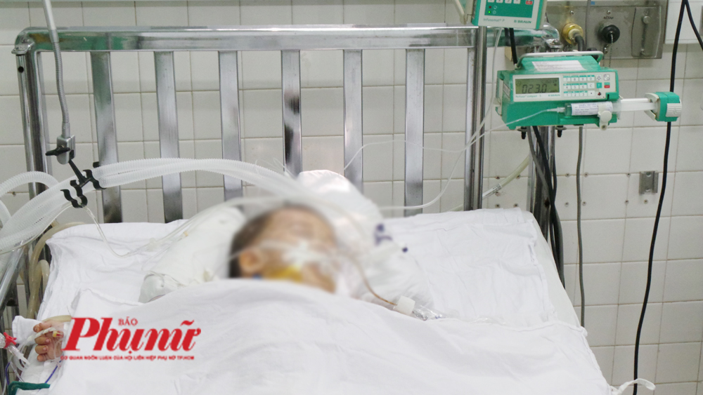 Một em bé đang được chăm sóc tại khoa Hồi sức tích cực và chống độc, Bệnh viện Nhi đồng 2 (TPHCM)